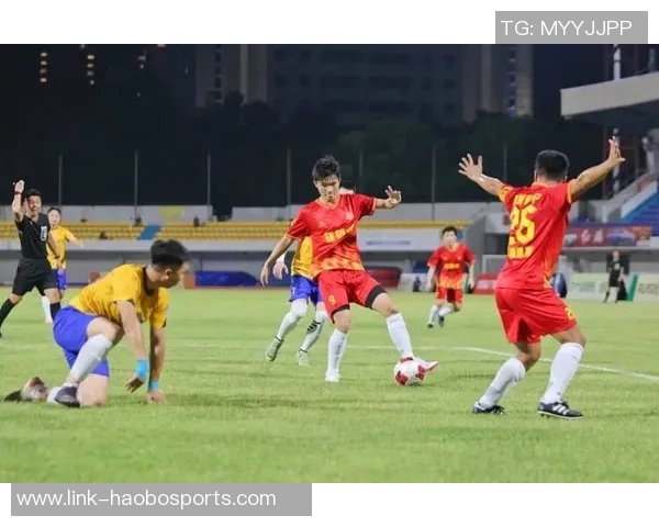 足球火力全开激情四射赛场瞬间尽显球员风采与团队协作的完美结合